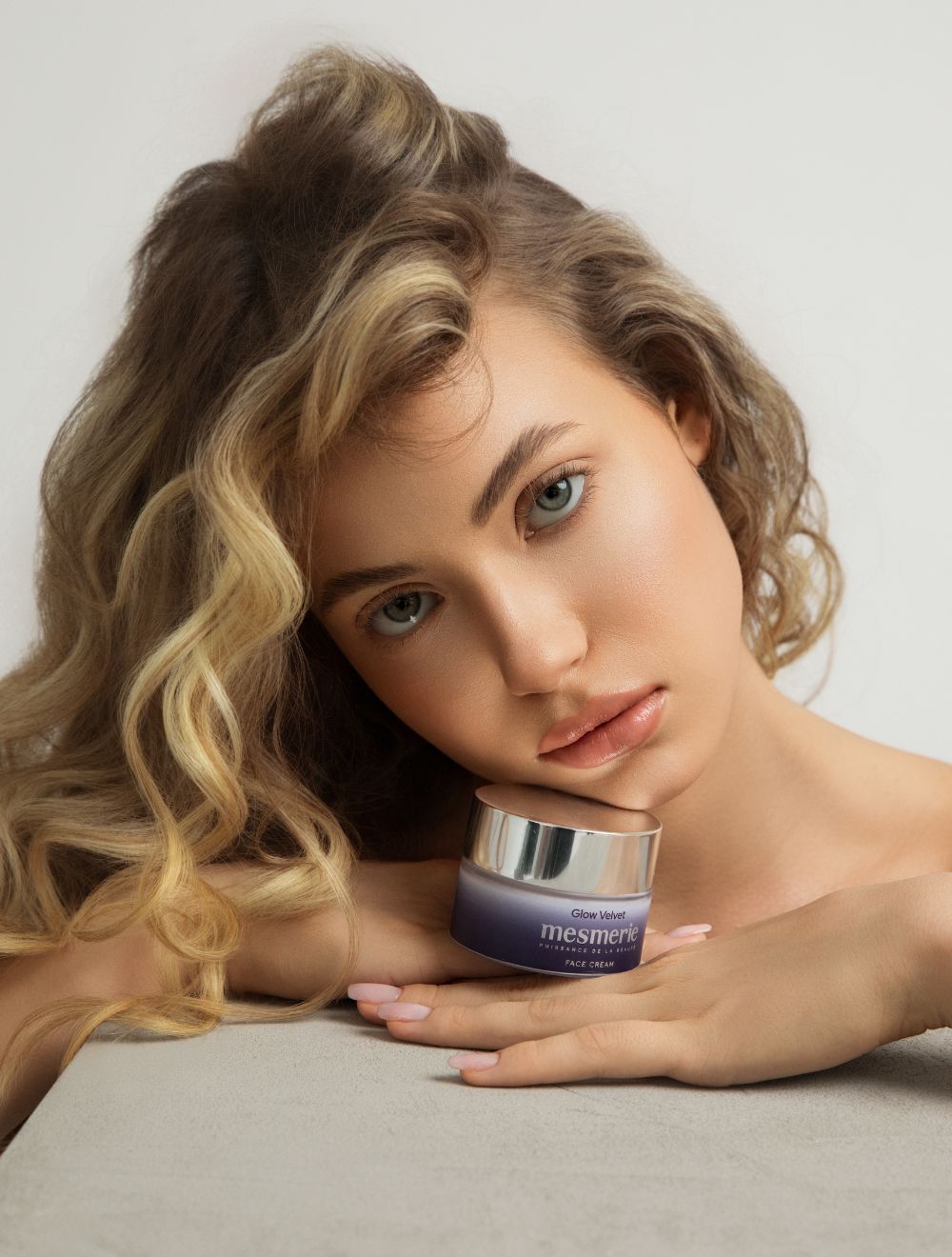 GLOW Velvet krema za umoran ten i neujednačen izgled kože